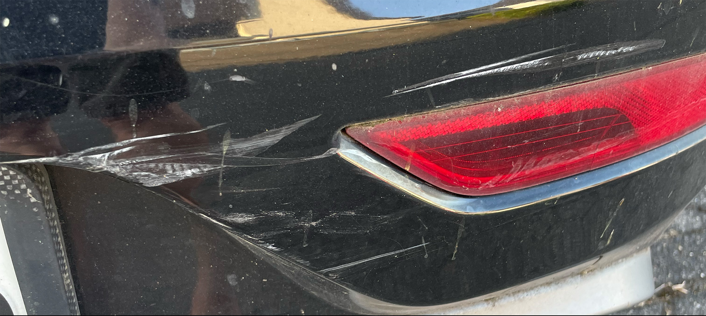 Ich komme vom The Warning Konzert zurück und stelle fest das mein Auto beschädigt wurde, freue mich aber als ich Oskar dann, auf der Couch schlafend antreffe